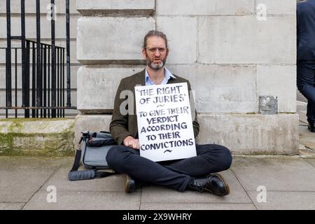 Mai 2023. Inner London Crown Court, Southwark, Großbritannien. Eine Gruppe von 24 Personen – 7 Ärzte, 3 Quäker, ein ehemaliger Anwalt, ein ehemaliger Polizist, ein Priester der Kirche von England, 2 Lehrer und andere sitzen schweigend auf der Straße um den Gerichtshof herum, in Solidarität mit isolierten britischen Klimaprotestgegnern, denen es verboten ist, während ihrer Gerichtsverfahren über ihre Motive zu sprechen oder die Worte „Klimawandel“ oder „Brennstoffarmut“ zu verwenden. Dr. Juliette Brown, 52 eine Psychiaterin und Sprecherin der Ärzte für XR sagte: „Wir sind gewöhnliche Menschen, die sich um unsere Sicherheit, Sicherheit, Gesundheit und den Rul sorgen Stockfoto