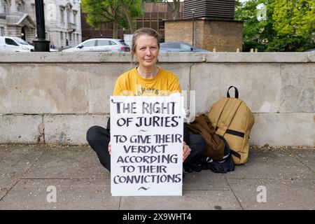 Mai 2023. Inner London Crown Court, Southwark, Großbritannien. Eine Gruppe von 24 Personen – 7 Ärzte, 3 Quäker, ein ehemaliger Anwalt, ein ehemaliger Polizist, ein Priester der Kirche von England, 2 Lehrer und andere sitzen schweigend auf der Straße um den Gerichtshof herum, in Solidarität mit isolierten britischen Klimaprotestgegnern, denen es verboten ist, während ihrer Gerichtsverfahren über ihre Motive zu sprechen oder die Worte „Klimawandel“ oder „Brennstoffarmut“ zu verwenden. Dr. Juliette Brown, 52 eine Psychiaterin und Sprecherin der Ärzte für XR sagte: „Wir sind gewöhnliche Menschen, die sich um unsere Sicherheit, Sicherheit, Gesundheit und den Rul sorgen Stockfoto