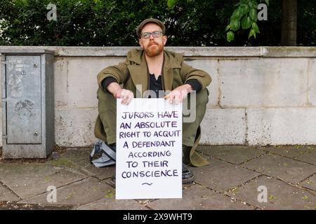 Mai 2023. Inner London Crown Court, Southwark, Großbritannien. Eine Gruppe von 24 Personen, darunter 7 Ärzte, 3 Quäker, ein ehemaliger Anwalt, ein ehemaliger Polizeibeamter, ein Priester der Church of England und zwei Lehrer riskieren die Verhaftung wegen Verachtung des Gerichts, da sie schweigend auf der Straße um den Gerichtshof sitzen, in Solidarität mit den Beschuldigten des isolierten britischen Klimaprotestes, denen es verboten ist, über ihre Motive zu sprechen oder während ihrer Prozesse die Worte „Klimawandel“ oder „Brennstoffarmut“ zu verwenden. Dr. Juliette Brown, 52 eine Psychiaterin und Sprecherin der Ärzte für XR sagte: „Wir sind gewöhnliche Menschen, besorgt A Stockfoto