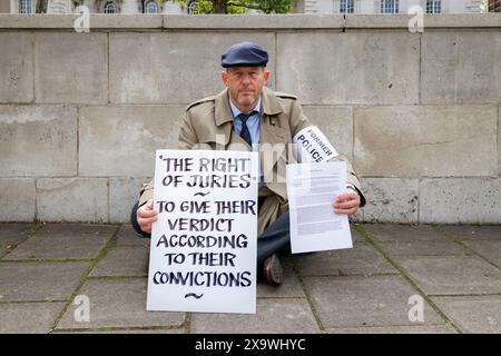 Mai 2023. Inner London Crown Court, Southwark, Großbritannien. Eine Gruppe von 24 Personen – 7 Ärzte, 3 Quäker, ein ehemaliger Anwalt, ein ehemaliger Polizist, ein Priester der Kirche von England, 2 Lehrer und andere sitzen schweigend auf der Straße um den Gerichtshof herum, in Solidarität mit isolierten britischen Klimaprotestgegnern, denen es verboten ist, während ihrer Gerichtsverfahren über ihre Motive zu sprechen oder die Worte „Klimawandel“ oder „Brennstoffarmut“ zu verwenden. Dr. Juliette Brown, 52 eine Psychiaterin und Sprecherin der Ärzte für XR sagte: „Wir sind gewöhnliche Menschen, die sich um unsere Sicherheit, Sicherheit, Gesundheit und den Rul sorgen Stockfoto