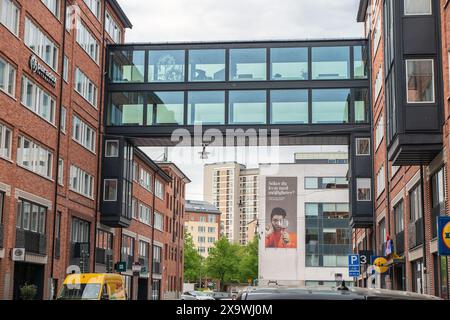 Typische Straße mit moderner Architektur in Södermalm, einem Stadtteil im Zentrum Stockholms Stockfoto