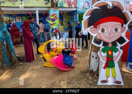 Kinder genießen die Amar Ekushey Buchmesse in Suhrawardi Udyan in Dhaka, Bangladesch. Stockfoto