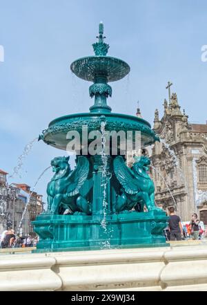 PORTO, PORTUGAL - 24. APRIL 2024: Treffpunkt für die Stadtrundfahrt am Brunnen der Löwen im Zentrum von Porto, Portugal. Stockfoto