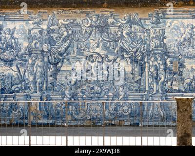 PORTO, PORTUGAL - 24. APRIL 2024: Azulejo-Wandbild in der Kathedrale SE do Porto in Porto, Portugal. Fliesenpaneele von Antonio Vidal auf der Terrasse. Stockfoto