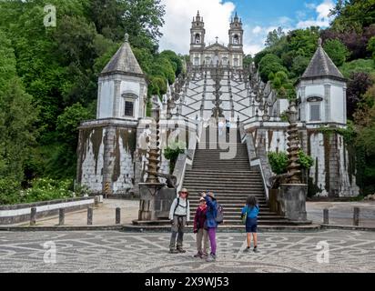 BRAGA, PORTUGAL - 26. APRIL 2024: Touristen machen Selfie auf der Treppe des Heiligtums von Bom Jesus do Monte, Braga, Portugal Stockfoto