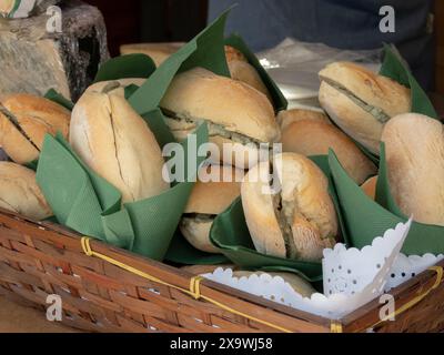 OVIEDO, SPANIEN - 10. MAI 2024: Snacks mit blauem Cabrales-Käse am Himmelfahrtstag in Oviedo, Asturien, Spanien Stockfoto