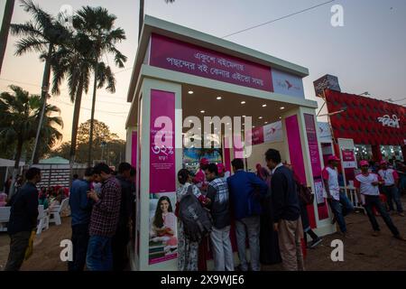 Ein Pavillon des größten mobilen Finanzdienstleisters Bangladeschs (MFS) bKash auf der amar Ekushey Buchmesse in Suhrawardi Udyan in Dhaka, Bangladesch. Stockfoto