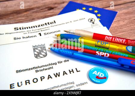Bayern, Deutschland - 30. Mai 2024: Symbolisches Bild der Europawahl 2024. Wahlurkunden mit Stimmzettel und Briefwahlurkunden mit Kugelschreibern der deutschen Parteien, AfD-Alternative für Deutschland, SPD-SPD-Partei, FDP-Freie Demokratische Partei, CDU-CDU, Bündnis 90 die Grünen und die Linke *** Symbolbild Europawahl 2024. Wahlunterlagen mit Stimmzettel und Briefwahldokumente mit Kugelschreiber der deutschen Parteien, AfD Alternative für Deutschland, SPD Sozialdemokratische Partei Deutschlands, FDP Freie Demokratische parte Stockfoto