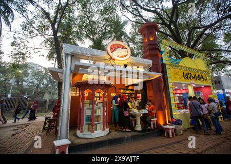 Buchliebhaber kommen auf der Amar Ekushey Buchmesse in Suhrawardi Udyan in Dhaka, Bangladesch, zu Gast. Stockfoto