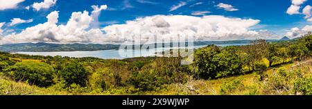 Panoramablick über den Arenal-See mit dem Vulkan Arenal, Costa Rica Stockfoto