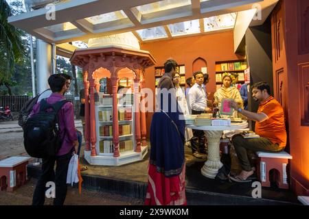 Buchliebhaber kommen auf der Amar Ekushey Buchmesse in Suhrawardi Udyan in Dhaka, Bangladesch, zu Gast. Stockfoto