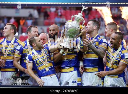 Das Bild zeigt: Rob Burrow, der hier gesehen wurde, nachdem er das Finale des Rugby League Challenge Cup in Leeds Rhinos gegen Castleford gewonnen hatte. 2014 Bild gavin rodgers/pixel8000 Stockfoto