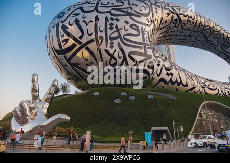 Dubai, VAE - 16. Januar 2024: Dubai Museum of the Future from sheikh zayed Road. Modernes futuristisches Museum nach dem Entwurf des Architekten Shaun Stockfoto