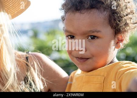 Glückliche, schöne Mutter, die ihren Sohn hängt, Familienszene Spanien Stockfoto