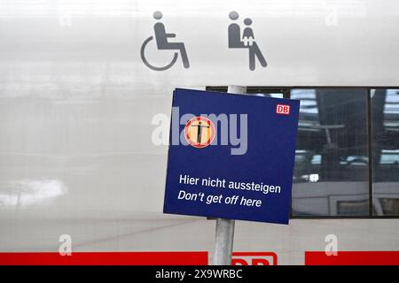 Ein ICE mit Logos für barrierefreie Plätze und Mutter-Kind-Plätze - davor ein Schild hier nicht aussteigen - zu sehen im Kölner Hauptbahnhof. Grundsätzlich sind die Züge der DB für mobilitätseingeschränkte Reisende geeignet: Sie haben zum Beispiel einen ausreichend breiten Einstieg, mehrere Rollstuhlstellplätze und eine Universaltoilette in der Nähe der Rollstuhlstellplätze. Themenbild, Symbolbild Köln, 01.06.2024 NRW Deutschland *** ein ICE-Zug mit Logos für barrierefreie Sitze und Mutter-Kind-Sitze vor einem Schild steigen hier am Kölner Hauptbahnhof grundsätzlich nicht aus, DB-Züge AR Stockfoto