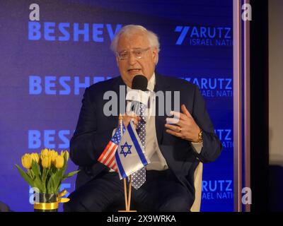 Midtown Hilton, 1335 6th Ave, New York, NY 10019 USA. Juni 2024. David Friedman, ehemaliger US-Botschafter in Israel (ursprünglicher Sponsor des Benjamin-Abkommens) und Israel ganz, Gouverneur des Binyamin-Regionalrats, nehmen 2024 an der Besheva Jerusalem 3-Konferenz in Manhattan Teil. Quelle: ©Julia Mineeva/EGBN TV News/Alamy Live News Stockfoto