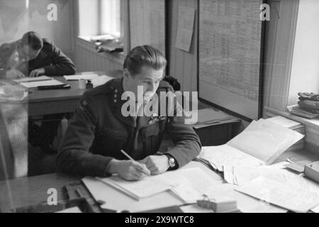 Aktuell 25/26-1946: Die Saboteure. Gegenwärtig besuchen die Saboteure aus den Tagen des Krieges, die sich jetzt in friedlicher Arbeit befinden. Foto: Aktuell / NTB ***Foto wird nicht verarbeitet*** Stockfoto