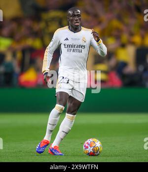 1. Juni 2024: Borussia Dortmund gegen Real Madrid - UEFA Champions League-Finale - Wembley. Real Madrids Ferland Mendy im Kampf gegen Borussia Dortmund. Bild : Mark Pain / Alamy Live News Stockfoto