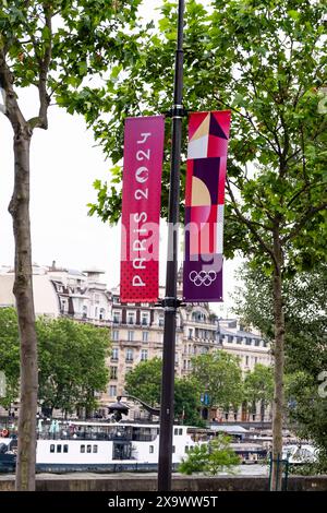 Paris, Frankreich. Juni 2024. Ein Banner mit dem Paris24-Logo hängt für die Olympischen Spiele auf den Straßen. Frank Molter/Alamy Live News Stockfoto