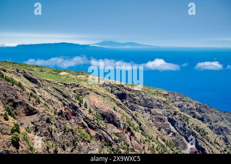 Blick von Mirador de Las Playas, El Hierro, über die Insel La Gomera nach Teneriffa mit dem Teide Vulkan, der ca. 150 km entfernt ist Stockfoto