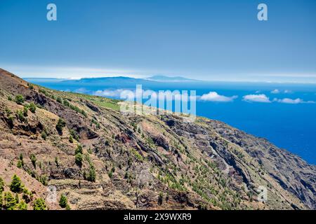 Blick von Mirador de Las Playas, El Hierro, über die Insel La Gomera nach Teneriffa mit dem Teide Vulkan, der ca. 150 km entfernt ist Stockfoto