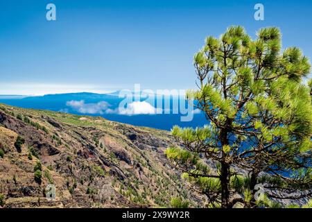 Blick von Mirador de Las Playas, El Hierro, über die Insel La Gomera nach Teneriffa mit dem Teide Vulkan, der ca. 150 km entfernt ist Stockfoto