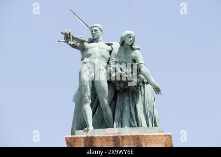 Statuen auf dem Heldenplatz in Budapest. Hősök tere (Ungarisch: [ˈhøːʃøk ˈtɛrɛ]; lit. „Heldenplatz“) ist einer der wichtigsten Plätze in Budapest, Ungarn, bekannt für sein ikonisches Millenniums-Denkmal mit Statuen der sieben Häuptlinge der Magyaren und anderer wichtiger ungarischer Nationalführer, sowie den Gedenkstein der Helden, der fälschlicherweise als Grab des unbekannten Soldaten bezeichnet wird. Der Platz liegt am ausgehenden Ende der Andrássy Avenue neben dem Stadtpark (Városliget). Hier befinden sich das Museum der Schönen Künste und der Kunstpalast (Műcsarnok). Stockfoto