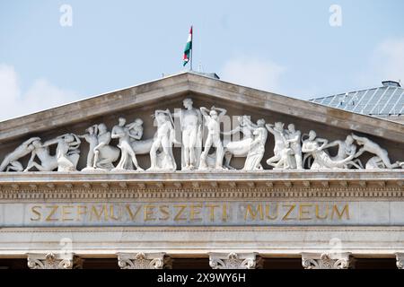 Die Museumsfassade in Hősök tere (Ungarisch: [ˈhøːʃøk ˈtɛrɛ]; beleuchtet. „Heldenplatz“) ist einer der wichtigsten Plätze in Budapest, Ungarn, bekannt für sein ikonisches Millenniums-Denkmal mit Statuen der sieben Häuptlinge der Magyaren und anderer wichtiger ungarischer Nationalführer, sowie den Gedenkstein der Helden, der fälschlicherweise als Grab des unbekannten Soldaten bezeichnet wird. Der Platz liegt am ausgehenden Ende der Andrássy Avenue neben dem Stadtpark (Városliget). Hier befinden sich das Museum der Schönen Künste und der Kunstpalast (Műcsarnok). Stockfoto