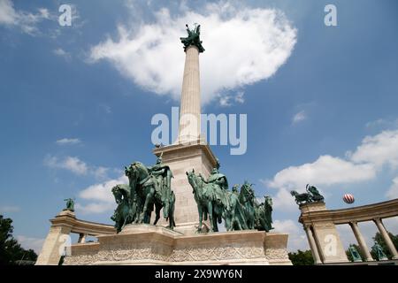 Statuen auf dem Heldenplatz in Budapest. Hősök tere (Ungarisch: [ˈhøːʃøk ˈtɛrɛ]; lit. „Heldenplatz“) ist einer der wichtigsten Plätze in Budapest, Ungarn, bekannt für sein ikonisches Millenniums-Denkmal mit Statuen der sieben Häuptlinge der Magyaren und anderer wichtiger ungarischer Nationalführer, sowie den Gedenkstein der Helden, der fälschlicherweise als Grab des unbekannten Soldaten bezeichnet wird. Der Platz liegt am ausgehenden Ende der Andrássy Avenue neben dem Stadtpark (Városliget). Hier befinden sich das Museum der Schönen Künste und der Kunstpalast (Műcsarnok). Stockfoto