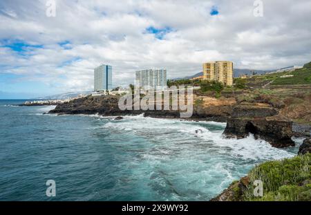 Blick entlang der Küste bei Rambla de Castro, einem beliebten Wanderweg in der Nähe von Puerto de la Cruz an der Nordküste von Teneriffa, Kanarischen Inseln, Spanien Stockfoto