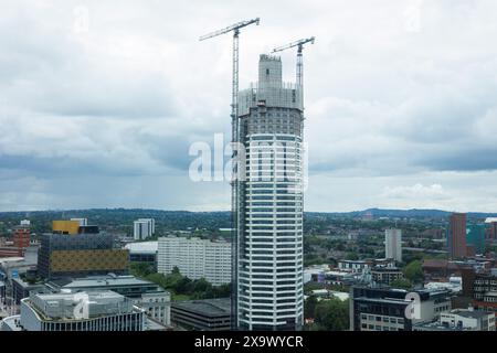 Bau des Octagon Turmblocks in Birmingham, Großbritannien, Bild im Mai 2024. Octagon ist ein 155 m hohes, 49-stöckiges Wohnhochhaus in Birmingham, England. Das Gebäude ist Teil des Paradise Sanierungsprogramms im Stadtzentrum und wurde von Glenn Howells Architects entworfen. Stockfoto