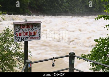 Themenfoto Hochwasser an der Isar in München am 03.06.2024. *** Themenfotoflut an der Isar in München am 03 06 2024 Stockfoto