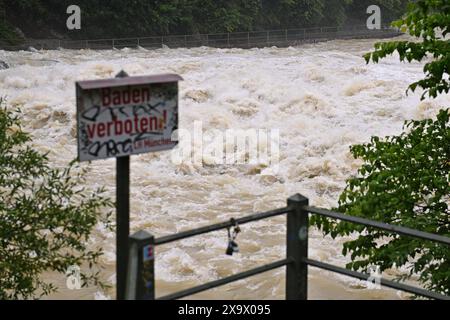 Themenfoto Hochwasser an der Isar in München am 03.06.2024. *** Themenfotoflut an der Isar in München am 03 06 2024 Stockfoto