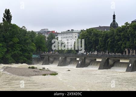 Themenfoto Hochwasser an der Isar in München am 03.06.2024. *** Themenfotoflut an der Isar in München am 03 06 2024 Stockfoto