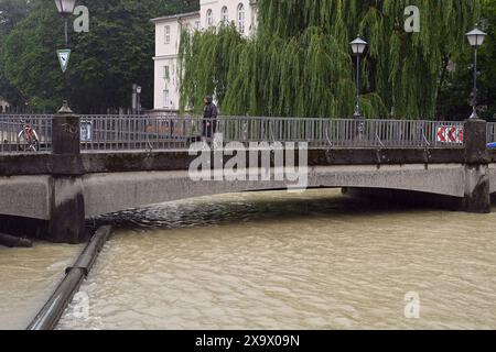 Themenfoto Hochwasser an der Isar in München am 03.06.2024. *** Themenfotoflut an der Isar in München am 03 06 2024 Stockfoto