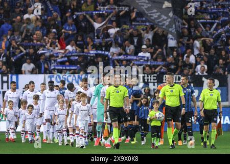 Bergamo, Italien. Juni 2024. Italien, Bergamo, 2. juni 2024: Teams und Schiedsrichter betreten das Feld und ziehen in das Mittelfeld während des Fußballspiels Atalanta BC gegen ACF Fiorentina, Recovery Day 29 Serie A Tim 2023-2024 Gewiss StadiumAtalanta BC gegen ACF Fiorentina, Lega Calcio Serie A Tim Season 2023-2024 Recovery Day 29 im Gewiss Stadium am 2. Juni 2024. (Foto: Fabrizio Andrea Bertani/Pacific Press) Credit: Pacific Press Media Production Corp./Alamy Live News Stockfoto