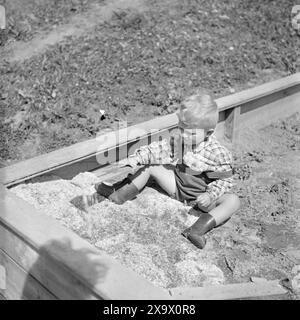 Tatsächlich 1945: Eine ziemlich gewöhnliche Stadtfamilie. Die Familie Torger Kjus, die Kinder spielen den ganzen Tag, und hier finden wir den kleinen Ragnar, der in der Sandbox beschäftigt ist. Foto: Th. Skotaam / aktuell / NTB ***Foto nicht verarbeitet*** Stockfoto