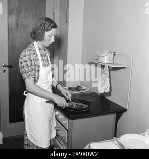 Tatsächlich 1945: Eine ziemlich gewöhnliche Stadtfamilie. Die Familie Torger Kjus. Mrs. Kjus macht Pfannkuchen auf dem Herd. Foto: Th. Skotaam / aktuell / NTB ***Foto nicht verarbeitet*** Stockfoto