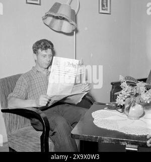 Tatsächlich 1945: Eine ziemlich gewöhnliche Stadtfamilie. Bauarbeiter Torger Kjus mit dem Arbeiderbladet nach dem Ende des Arbeitstages. Foto: Th. Skotaam / aktuell / NTB ***Foto nicht verarbeitet*** Stockfoto