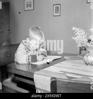 Tatsächlich 1945: Eine ziemlich gewöhnliche Stadtfamilie. Die Familie Torger Kjus. Bjørn ist gut im Zeichnen von Häusern. Es ist so traurig, dass es unmöglich ist, Buntstifte und Zeichenbücher für ihn zu bekommen. Foto: Th. Skotaam / aktuell / NTB ***Foto nicht verarbeitet*** Stockfoto