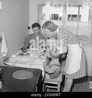 Tatsächlich 1945: Eine ziemlich gewöhnliche Stadtfamilie. Die Familie Torger Kjus. Vater ist nach Hause gekommen, und die Familie isst in der kleinen, angenehmen Küche zu Abend. Sie haben Eier aus Dänemark bekommen, heute hat Mutter leckere Pfannkuchen gemacht Foto: Th. Skotaam / aktuell / NTB ***Foto nicht verarbeitet*** Stockfoto