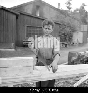 Tatsächlich 1945: Eine ziemlich gewöhnliche Stadtfamilie. Hoch oben auf dem Dach des Lokschuppens in Loenga führt der Bauarbeiter Torger Kjus seine Arbeit aus. Foto: Th. Skotaam / aktuell / NTB ***Foto nicht verarbeitet*** Stockfoto