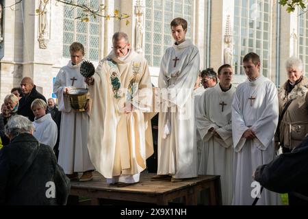 Katholischer Segen katholischer Segen für die Gemeinschaft am Samstag. Lier, Belgien. Lier Katholieke Kerk Antwerpen Belgie Copyright: XGuidoxKoppesxPhotox xGKFx Stockfoto