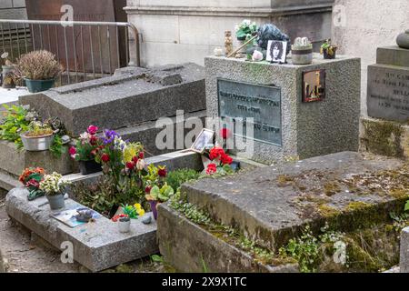 Paris, Frankreich, 22. April 2024:- Ein Blick auf das Grab von Jim Morrison, Sänger von The Doors auf dem Friedhof Pere Lachaise Stockfoto