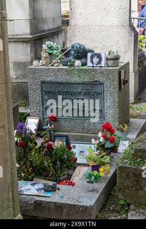 Paris, Frankreich, 22. April 2024:- Ein Blick auf das Grab von Jim Morrison, Sänger von The Doors auf dem Friedhof Pere Lachaise Stockfoto