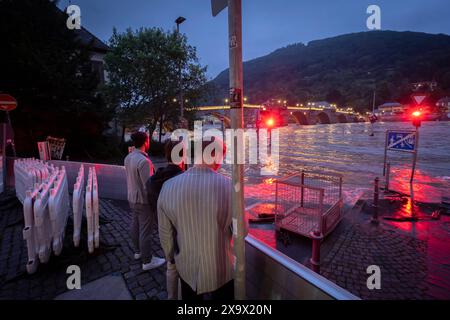 Die Alte Bruecke in Heidelberg, darunter der Neckar in Hochwasserlage mit Pegelstand von 4,60 Meter Foto vom 02.06.2024. Die Hochwasserlage spitzt sich in einigen Gebieten Baden-Württemberg und Bayerns zu. Menschen in den Flutgebieten in Baden-Württemberg und Bayern müssen in Sicherheit gebracht werden, Daemme hält teils nicht stand. NUR REDAKTIONELLE VERWENDUNG *** die Alte Brücke in Heidelberg, einschließlich des Neckars in Hochwassersituation mit einem Wasserstand von 4 60 Metern Foto vom 02 06 2024 die Hochwassersituation verschlechtert sich in einigen Gebieten Baden-Württembergs und Bayerns sind die Menschen im Hochwasser Stockfoto