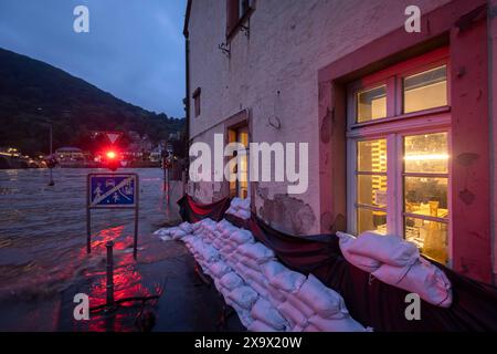 Der Neckar in Hochwasserlage mit Pegelstand von 4,60 Meter in Heidelberg, Gebaeude werden mit Sandsaecken geschuetzt Foto vom 02.06.2024. Die Hochwasserlage spitzt sich in einigen Gebieten Baden-Württemberg und Bayerns zu. Menschen in den Flutgebieten in Baden-Württemberg und Bayern müssen in Sicherheit gebracht werden, Daemme hält teils nicht stand. NUR REDAKTIONELLE VERWENDUNG *** der Neckar in Hochwassersituation mit einem Wasserstand von 4 60 Metern in Heidelberg, Gebäude sind mit Sandsäcken geschützt Foto vom 02 06 2024 die Hochwassersituation verschlechtert sich in einigen Gebieten von Baden Württemberg und B Stockfoto