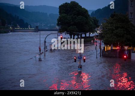 Der Neckar in Hochwasserlage mit Pegelstand von 4,60 Meter in Heidelberg Foto vom 02.06.2024. Die Hochwasserlage spitzt sich in einigen Gebieten Baden-Württemberg und Bayerns zu. Menschen in den Flutgebieten in Baden-Württemberg und Bayern müssen in Sicherheit gebracht werden, Daemme hält teils nicht stand. NUR REDAKTIONELLE VERWENDUNG *** der Neckar in Hochwassersituation mit einem Wasserstand von 4 60 Metern in Heidelberg Foto vom 02 06 2024 die Hochwassersituation verschlechtert sich in einigen Gebieten von Baden Württemberg und Bayern mussten die Menschen in den Hochwassergebieten Baden Württemberg und Bayern seien Sie hart Stockfoto