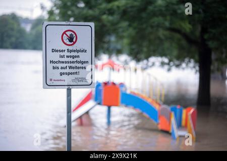 Ein gesperrter Spielplatz im Hochwasser in Heidelberg Foto vom 02.06.2024. Der Neckar fuehrer am 02.06.2024 abends Hochwasser mit einem Pegelstand von 4,60 Meter. Die Hochwasserlage spitzt sich in einigen Gebieten Baden-Württemberg und Bayerns zu. Menschen in den Flutgebieten in Baden-Württemberg und Bayern müssen in Sicherheit gebracht werden, Daemme hält teils nicht stand. *** Ein geschlossener Spielplatz in der Flut in Heidelberg Foto vom 02 06 2024 der Neckar überschwemmte am 02 06 2024 am Abend mit einem Wasserstand von 4 60 Metern die Flut-Situation steigt an i Stockfoto