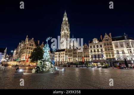 Der Grote Markt in Antwerpen, Flandern, Belgien, mit dem Glockenturm der Onze Lieve Vrouwekathedrall, Kathardral unserer Lieben Frau, im Hintergrund Stockfoto